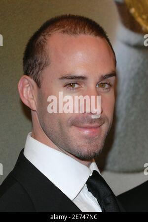 L'attore britannico Joseph Fiennes, membro del cast, si pone per le immagini mentre arriva alla prima "Goddbye Bafana" tenutasi al teatro della Gaumont Ambassade di Parigi, in Francia, il 21 marzo 2007. Foto di Nicolas Khayat/ABACAPRESS.COM Foto Stock