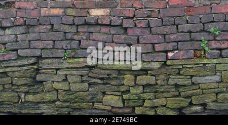Vecchio muro costruito con due tipi di mattoni Foto Stock