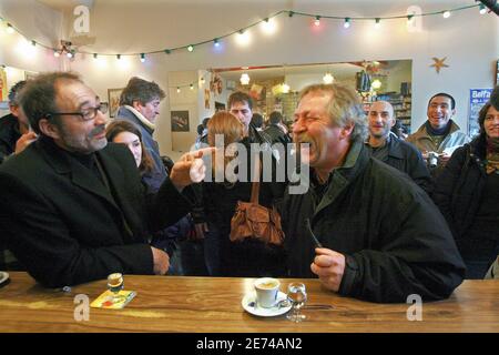 Leader contadino francese e candidato alle elezioni presidenziali Jose Bove in visita alla popolazione della città di Mantes la Jolie il 25 marzo 2007. Foto di Corentin Fohlen/ABACAPRESS.COM Foto Stock