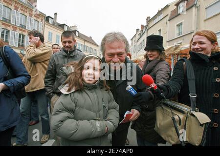 Leader contadino francese e candidato alle elezioni presidenziali Jose Bove in visita alla popolazione della città di Mantes la Jolie il 25 marzo 2007. Foto di Corentin Fohlen/ABACAPRESS.COM Foto Stock