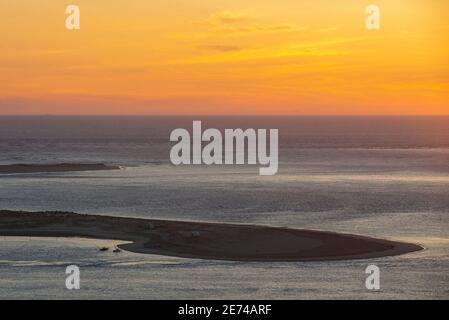 Barche a motore navigano nell'Oceano Atlantico durante un tramonto panoramico vicino al Banc d'Arguin, di fronte alla Dune du Pilat, Pyla sur Mer, Francia Foto Stock