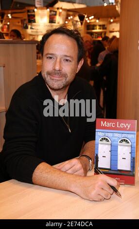 Lo scrittore francese Marc Levy si pone durante la Fiera del Libro "le Salon Du Livre" tenutasi a Porte de Versailles, a Parigi, in Francia, il 24 marzo 2007. Foto di Denis Guignebourg/ABACAPRESS.COM Foto Stock