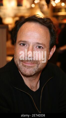 Lo scrittore francese Marc Levy si pone durante la Fiera del Libro "le Salon Du Livre" tenutasi a Porte de Versailles, a Parigi, in Francia, il 24 marzo 2007. Foto di Denis Guignebourg/ABACAPRESS.COM Foto Stock