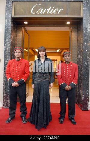 L'attrice italiana Monica Bellucci presenta una nuova collezione di gioielli intitolata a lei e distribuita da Cartier, a Dubai, Emirati Arabi Uniti, il 29 marzo 2007. Foto di Ammar Abd Rabbo/ABACAPRESS.COM Foto Stock