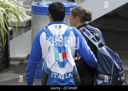 Il francese Laure Manaudou bacia il suo ragazzo, Luca Marin italiano, tra i suoi genitori durante i 12° Campionati del mondo FINA, alla Rod Laver Arena, a Melbourne, Australia, il 31 marzo 2007. Foto di Nicolas Gouhier/Cameleon/ABACAPRESS.COM Foto Stock