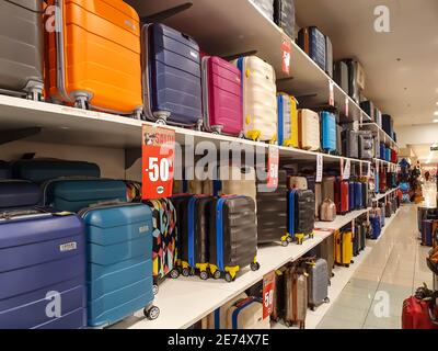 terni.italy gennaio 17 2021:valigie durante il periodo di vendita in esposizione in vendita Foto Stock