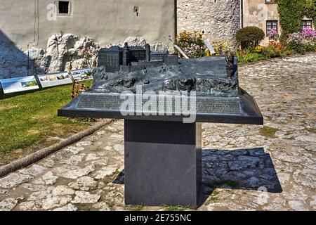 Pieskowa Skala, Polonia - 16 agosto 2020. Pieskowa Skala Castello modello in miniatura situato nel cortile. Foto Stock