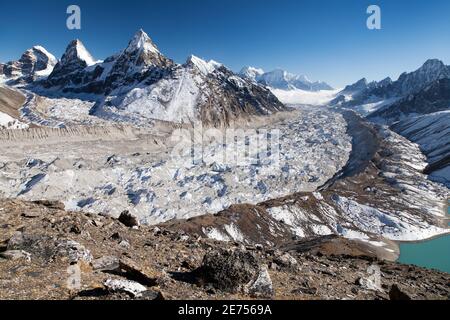 Vista del ghiacciaio Ngozumba, il più grande ghiacciaio della grande catena dell'Himalaya - via per il campo base di Cho Oyu - Nepal Foto Stock