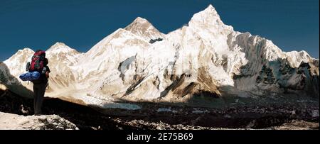 Vista panoramica del Monte Everest con il bel cielo, turistico e Ghiacciaio Khumbu da Kala Patthar - valle Khumbu - Nepal Foto Stock