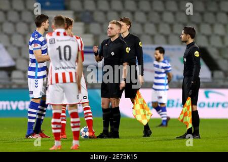 DOETINCHEM, PAESI BASSI - GENNAIO 29: L-R: Ted van de Pavert di De Graafschap, Rick Stuy van den Herik di TOP Oss, Referee Alex Bos, arbitro assistente Foto Stock