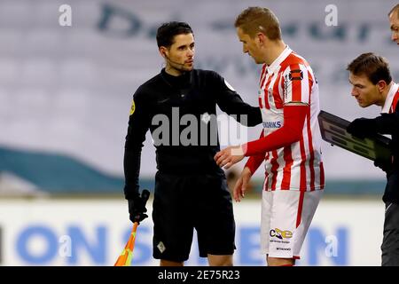 DOETINCHEM, PAESI BASSI - GENNAIO 29: L-R: Assistente arbitro Martijn Beijer, Sjoerd Overgoor DEL TOP Oss durante la partita olandese di Keukenkampioendivisie b Foto Stock