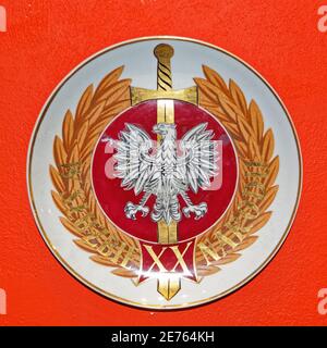 Varsavia, Polonia - 14 gennaio 2021. Piatto commemorativo dell'epoca comunista esposto al Museo della vita sotto il comunismo di Varsavia. Foto Stock