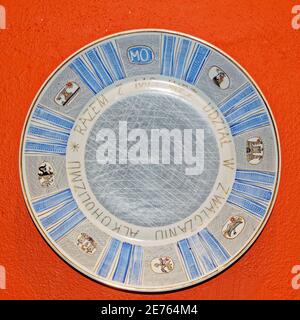 Varsavia, Polonia - 14 gennaio 2021. Piatto commemorativo dell'epoca comunista esposto al Museo della vita sotto il comunismo di Varsavia. Foto Stock