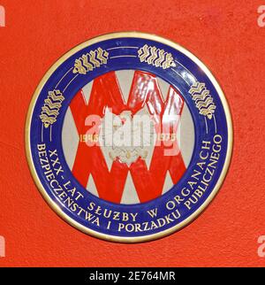 Varsavia, Polonia - 14 gennaio 2021. Piatto commemorativo dell'epoca comunista esposto al Museo della vita sotto il comunismo di Varsavia. Foto Stock