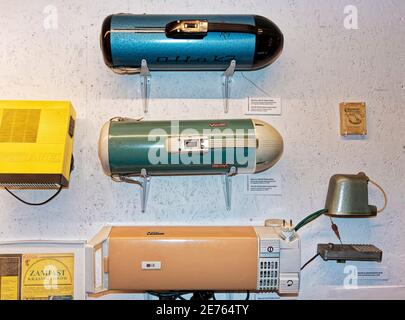 Varsavia, Polonia - 14 gennaio 2021. Collezione di zoccoli antichi dell'epoca comunista esposti nel Museo della vita sotto il comunismo di Varsavia. Foto Stock