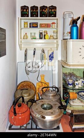 Varsavia, Polonia - 14 gennaio 2021. Cucina di epoca comunista esposta al Museo della vita sotto il comunismo di Varsavia. Foto Stock