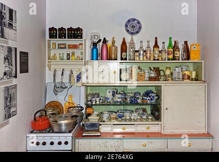 Varsavia, Polonia - 14 gennaio 2021. Cucina di epoca comunista esposta al Museo della vita sotto il comunismo di Varsavia. Foto Stock