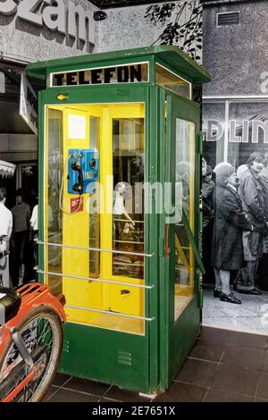 Varsavia, Polonia - 14 gennaio 2021. Cabina telefonica di epoca comunista esposta al Museo della vita sotto il comunismo di Varsavia. Foto Stock