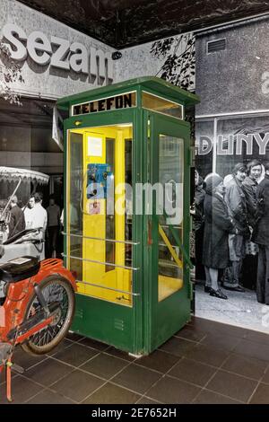 Varsavia, Polonia - 14 gennaio 2021. Cabina telefonica di epoca comunista esposta al Museo della vita sotto il comunismo di Varsavia. Foto Stock