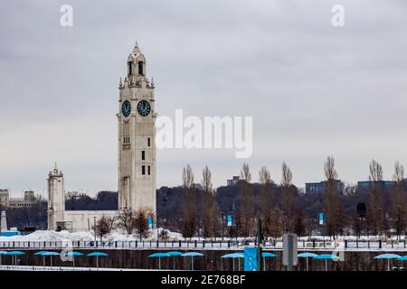 Montreal, Quebec, Canada - 2 gennaio 2020: La Torre dell'Orologio a Vieux-Port, o il Porto Vecchio, a Montreal, situato all'entrata principale del porto sulla Foto Stock