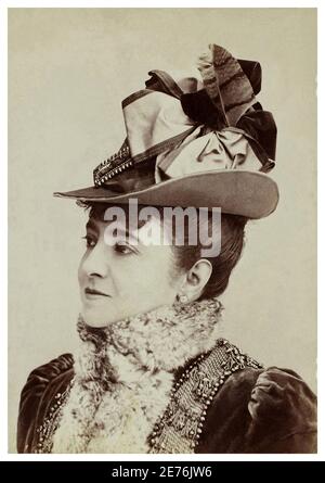 1890 ca, Colón , PANAMA : la celebre cantante italo-spagnola ADELINA PATTI ( 1843 - 1919 ) durante un tour in Sud America . Ritratto di Fotografia Colón , Panama .- CANTANTE LIRICA - OPERA - MUSICA CLASSICA - classica - ritratto - ritratto - oreccino - oreccini - orecchini - orecchini - gioiello - gioielli - bijoux - gioielli - chignon - pelliccia - pelliccia - collare - colletto - TEATRO - OPERA - cantante lirica - classica - classica - DIVA - DIVINA - cappello - cappello - BELLE EPOQUE - MODA - XIX SECOLO - 800's - '800 - velluto - velluto --- Archivio GBB Foto Stock