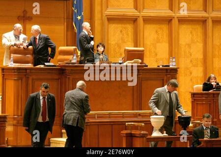 Members of the Romanian Parliament vote during a special session in Bucharest April 19, 2007. Romania's parliament suspended President Traian Basescu on Thursday on charges of unconstitutional conduct, deepening the country's political woes and raising the prospect of new presidential elections.   REUTERS/Mihai Barbu (ROMANIA)