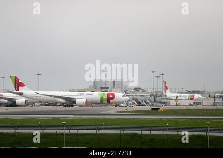 Lisbona, Portogallo. 29 gennaio 2021. GLI aerei TAP Air Portugal sono visti all'aeroporto internazionale di Lisbona, in Portogallo, il 29 gennaio 2021. Il parlamento portoghese ha approvato giovedì il rinnovo dello stato di emergenza nel paese dal gennaio 31 al febbraio 14 con misure più restrittive per contenere il COVID-19. Tra i cambiamenti proposti dal governo vi è quello di limitare i cittadini portoghesi a viaggiare fuori del paese con qualsiasi mezzo, nonché il ritorno del controllo delle frontiere terrestri. Credit: Pedro Feuza/Xinhua/Alamy Live News Foto Stock