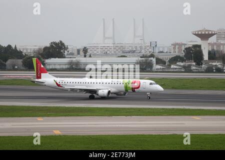 Lisbona, Portogallo. 29 gennaio 2021. Un TAP Air Portugal Airplane Taxis lungo la pista all'aeroporto internazionale di Lisbona a Lisbona, Portogallo, il 29 gennaio 2021. Il parlamento portoghese ha approvato giovedì il rinnovo dello stato di emergenza nel paese dal gennaio 31 al febbraio 14 con misure più restrittive per contenere il COVID-19. Tra i cambiamenti proposti dal governo vi è quello di limitare i cittadini portoghesi a viaggiare fuori del paese con qualsiasi mezzo, nonché il ritorno del controllo delle frontiere terrestri. Credit: Pedro Feuza/Xinhua/Alamy Live News Foto Stock