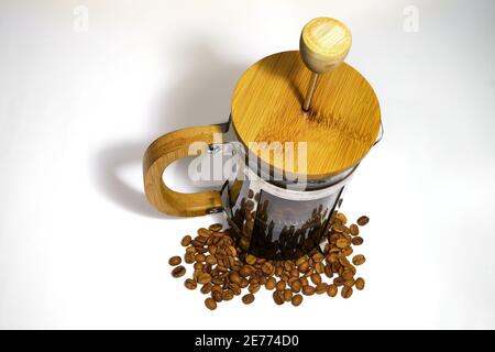 Macchina per il caffè French press sulla terra bianca. Caffè arabo