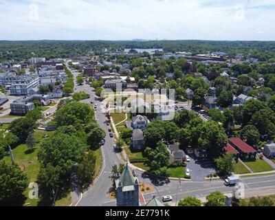 Vista aerea del centro storico di Wakefield su Main Street a Wakefield, Massachusetts, Massachusetts, Stati Uniti. Foto Stock