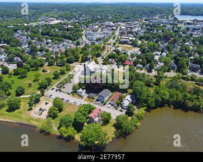 Vista aerea del centro storico di Wakefield su Main Street a Wakefield, Massachusetts, Massachusetts, Stati Uniti. Foto Stock