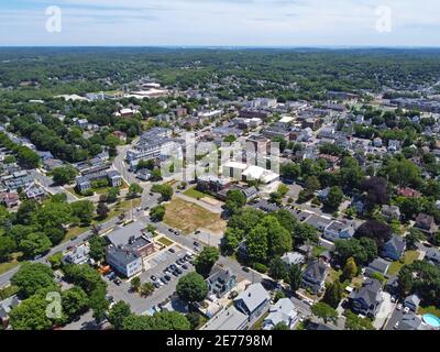 Vista aerea del centro storico di Wakefield su Main Street a Wakefield, Massachusetts, Massachusetts, Stati Uniti. Foto Stock