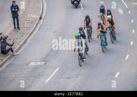 Melbourne, Australia. 17 gennaio 2021. Gran gruppo di triatleti in una gara ciclistica passato spettatori durante la 2XU Triathlon Series 2021, gara 1 a St Kilda Beach. Credit: SOPA Images Limited/Alamy Live News Foto Stock