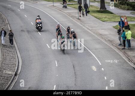 Melbourne, Australia. 17 gennaio 2021. Gran gruppo di triatleti in una gara ciclistica passato spettatori durante la 2XU Triathlon Series 2021, gara 1 a St Kilda Beach. Credit: SOPA Images Limited/Alamy Live News Foto Stock