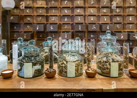 Farmacia cinese tradizionale. Antiche erbe farmacia armadio cassetti in legno sullo sfondo Foto Stock