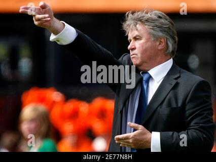 Australia's Dutch born coach Guus Hiddink gestures during the international friendly soccer match against The Netherlands in Rotterdam, the Netherlands June 4, 2006.   WORLD CUP 2006 PREVIEW       REUTERS/Jerry Lampen   (NETHERLANDS)