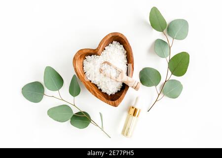 Olio essenziale di eucalipto, foglie di eucalipto su fondo bianco. Prodotti cosmetici naturali e biologici. Sieri medicinali e naturali. Disposizione piatta, vista dall'alto. Foto Stock