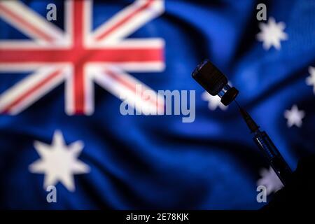 Polonia. 24 gennaio 2021. In questa illustrazione fotografica un flaconcino di vaccino Pfizer-BioNtech COVID-19 e una siringa medica sopra la bandiera australiana. Credit: Vito Corleone/SOPA Images/ZUMA Wire/Alamy Live News Foto Stock