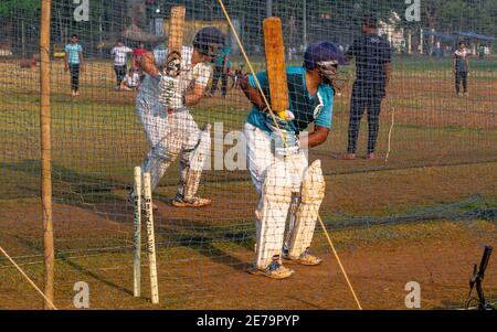 Mumbai, India - 20 dicembre 2020: Ragazzi non identificati che praticano la battitura per migliorare le abilità di cricketing a Mumbai Ground Foto Stock