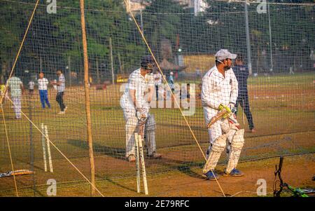 Mumbai, India - 20 dicembre 2020: Ragazzi non identificati che praticano la battitura per migliorare le abilità di cricketing a Mumbai Ground Foto Stock