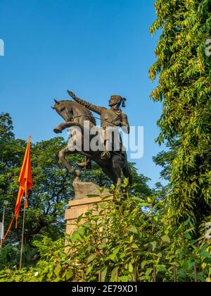 Mumbai, India - 20 dicembre 2020 :Statua del re Shivaji Maharaj, un guerriero-re indiano che formò la genesi della Maratha Foto Stock