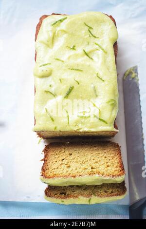 Torta di pane all'avocado tiglio zesty Foto Stock