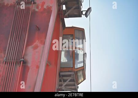 (210130) -- PUTIAN, 30 gennaio 2021 (Xinhua) -- Wang Ruifeng osserva mentre gestisce una gru di trave ad un campo di costruzione della ferrovia di Cina 11 Bureau Group Co., Ltd. A Putian City, nella provincia di Fujian della Cina sudorientale, 29 gennaio 2021. Wang Ruifeng, nato nel 1997, lavora come operatore di gru da due anni. Lavorando in alto al di sopra del suolo, Wang deve collaborare con i lavoratori a terra per sollevare e spostare travi scatolato di peso superiore a 900 tonnellate esattamente nella posizione specificata. Gli operatori di gru a trave sono diventati indispensabili per la costruzione di ferrovie ad alta velocità. (Xinhua/Song Weiwei) Foto Stock