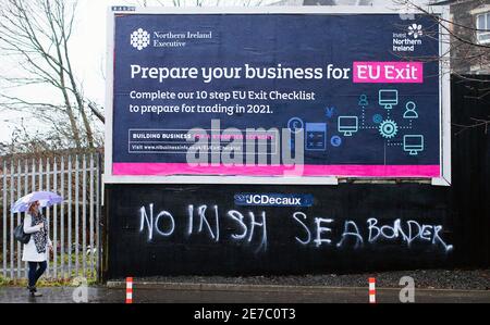 Graffiti al confine con il Mare d'Irlanda sulla Donegal Road a sud di Belfast, Irlanda del Nord Foto Stock