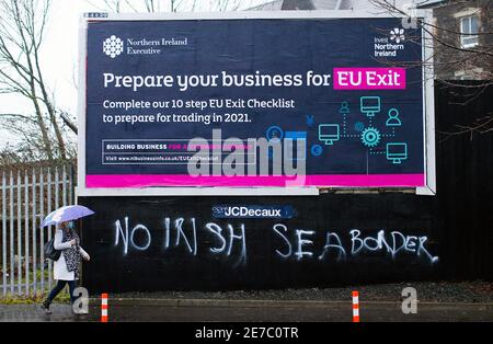 Graffiti al confine con il Mare d'Irlanda sulla Donegal Road a sud di Belfast, Irlanda del Nord Foto Stock