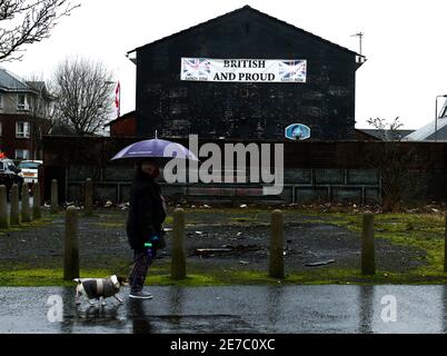 Negozi e affari nell'area lealista e unionista di Sandy Row, a sud di Belfast, Irlanda del Nord, dove la gente si vede come britannica Foto Stock