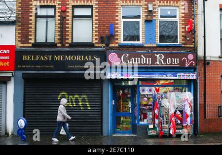 Negozi e affari nell'area lealista e unionista di Sandy Row, a sud di Belfast, Irlanda del Nord, dove la gente si vede come britannica Foto Stock