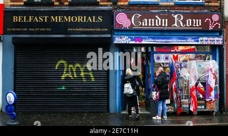 Negozi e affari nell'area lealista e unionista di Sandy Row, a sud di Belfast, Irlanda del Nord, dove la gente si vede come britannica Foto Stock