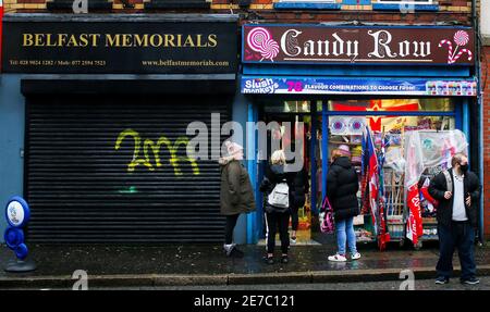 Negozi e affari nell'area lealista e unionista di Sandy Row, a sud di Belfast, Irlanda del Nord, dove la gente si vede come britannica Foto Stock