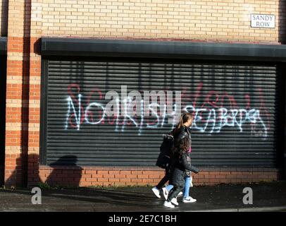 Graffiti al confine con il Mare d'Irlanda sulla Donegal Road a sud di Belfast, Irlanda del Nord Foto Stock